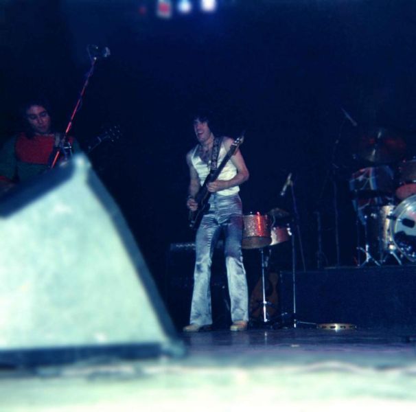 File:Gary and ray onstage klein.jpg