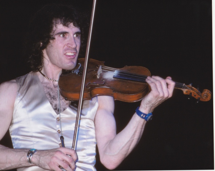 File:Ray Shulman violin-googly eyes 1975.jpg