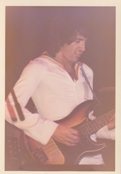 File:Ray Shulman bass Vancouver 1976.jpg