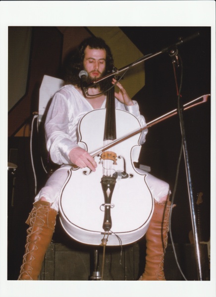 File:Kerry Minnear cello 1975.jpg